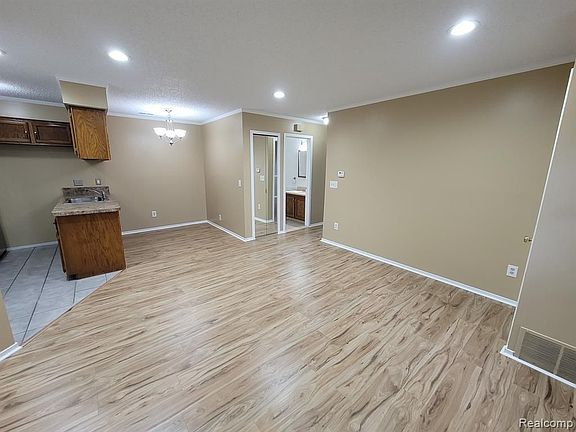 4th image of 34917 Hamilton Dr