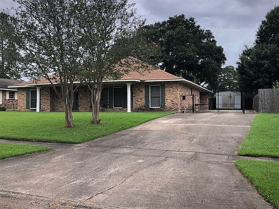 9039 COTTAGE DRIVEWAY VIEW