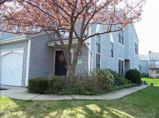 82 Lakebridge Dr S, Kings Park, NY 11754