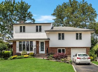 86 Plymouth Rd, Plainview, NY 11803