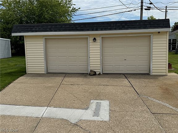 5th image of 29516 Cresthaven Dr