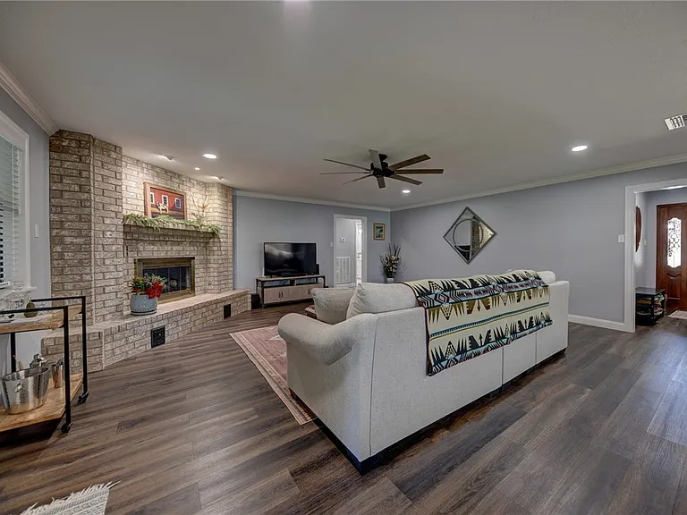 1600 Pecan St — Photo 9
