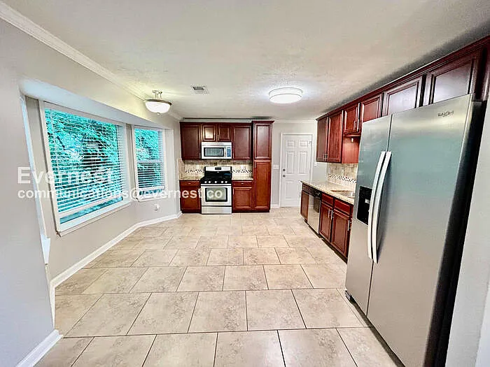 5 bed, 2.5 bath, 2060 sqft, $2,695 — Photo 4