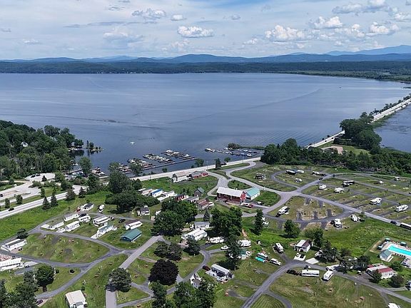 2nd image of 33 Island Circle
