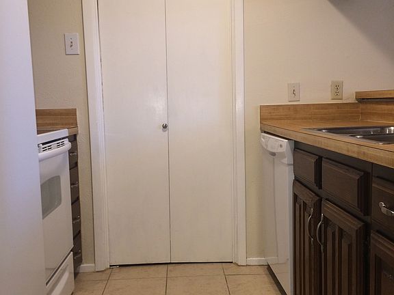 Kitchen W/Laundry Access