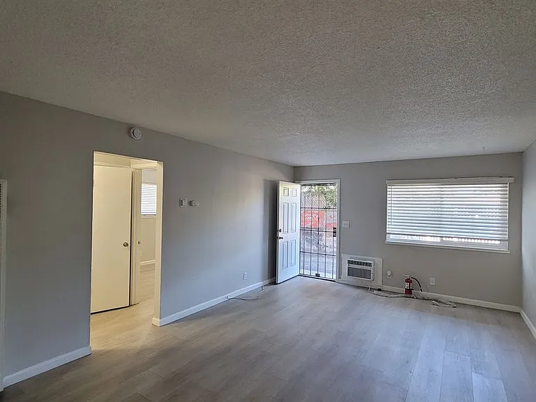 1108 W 5th St — Photo 2