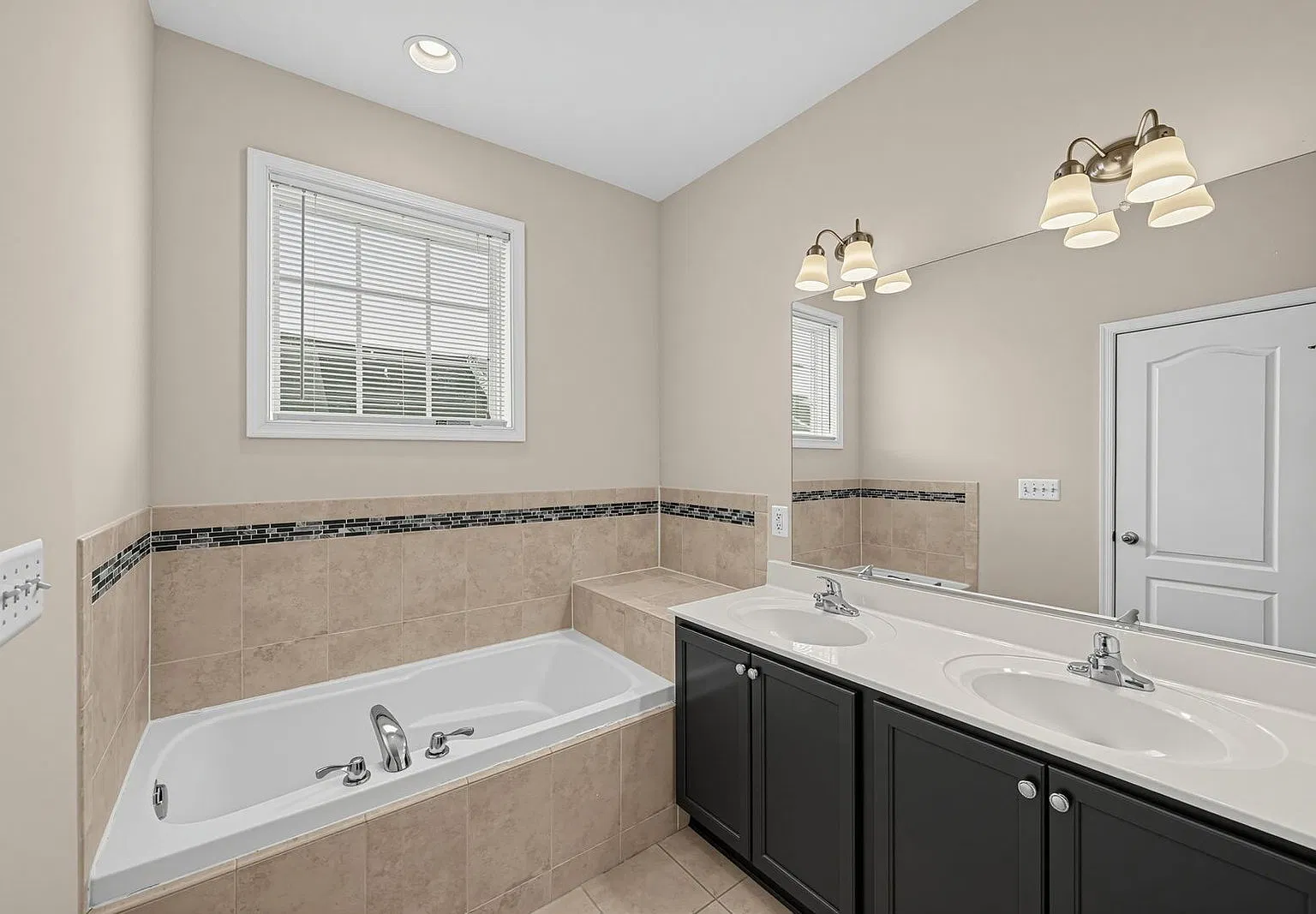 3 bed, 3.0 bath, 2398 sqft, $2,995 — Photo 4