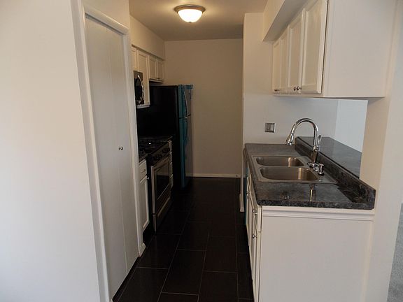 3rd image of 2646 Woodview Ct