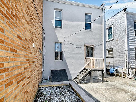 4th image of 1032 Metcalf Avenue