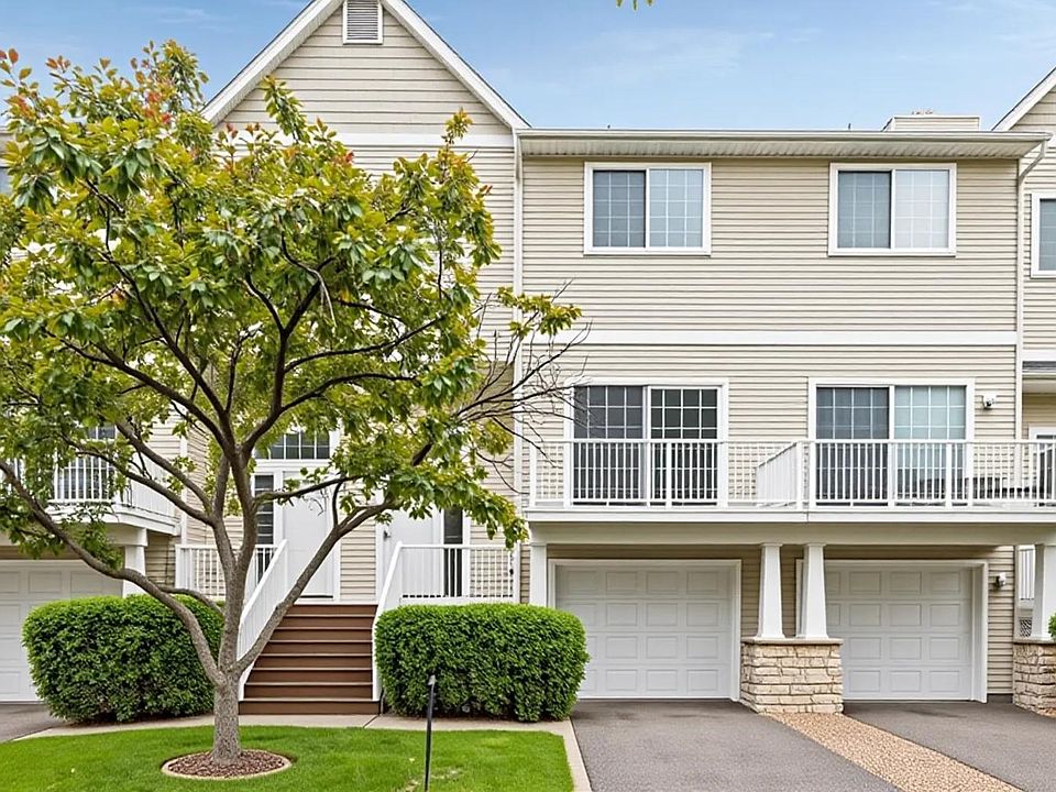 1st image of 454 Willoughby Way W