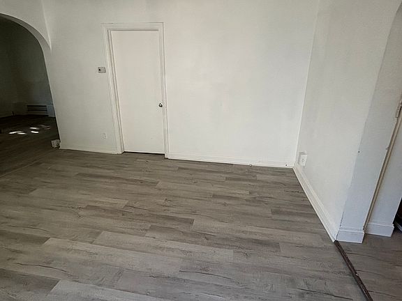 3rd image of 910 N Main St #1