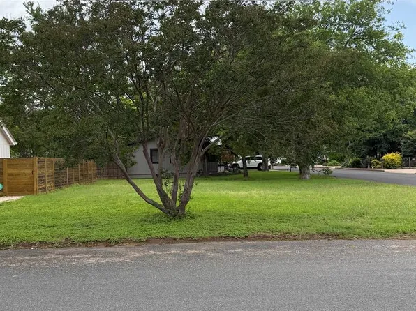 302 W Hackberry St, Fredericksburg, TX 78624