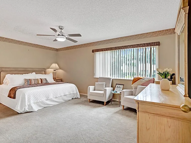 107 Half Moon Cir #H1 — Photo 24