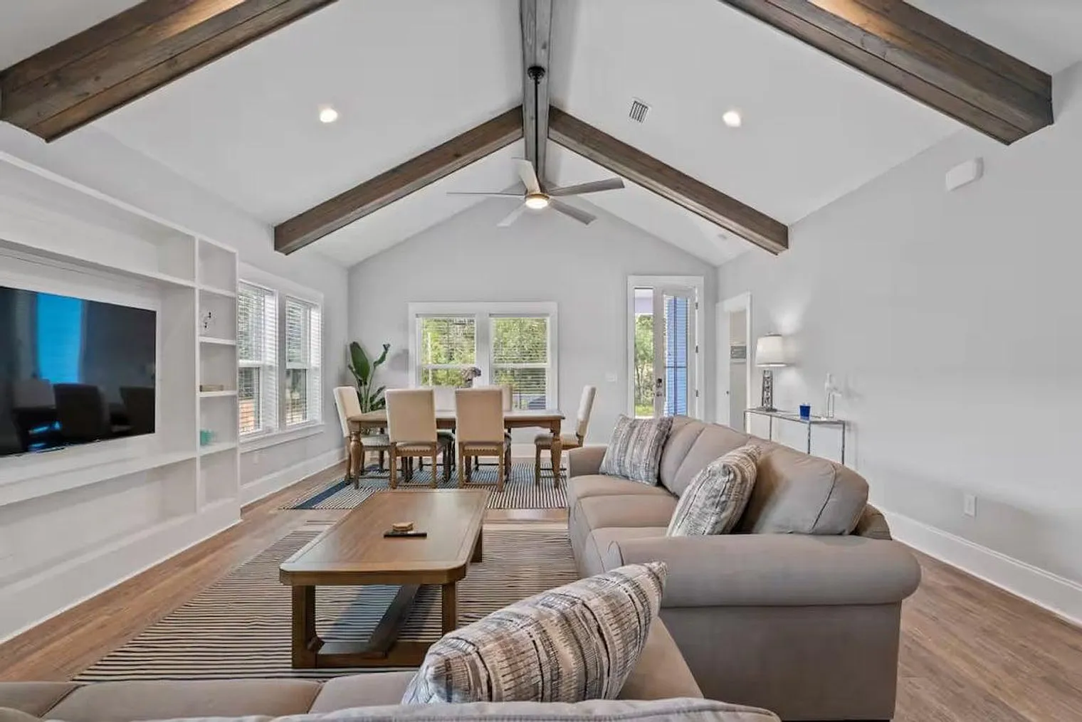 4 bed, 2.0 bath, 1969 sqft, $4,120 — Photo 4