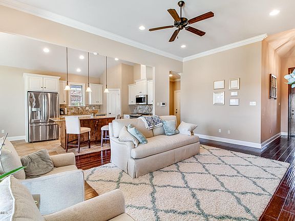 4th image of 104 Anatole Dr