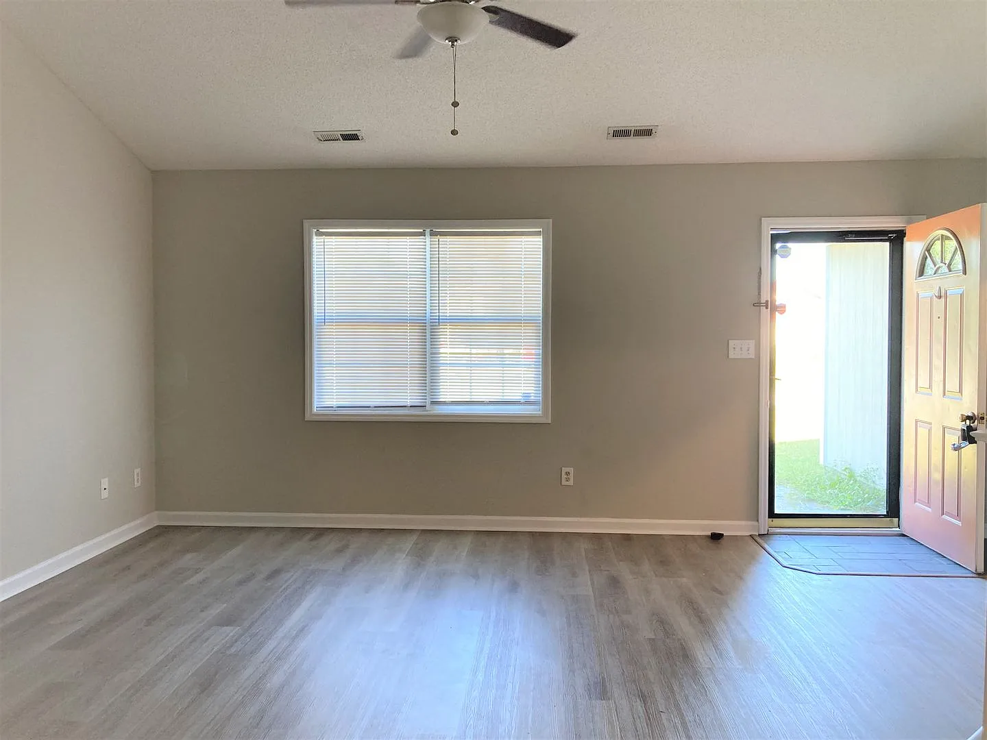 Charming 3 Bed, 2 Bath Fenced In Home — Photo 4