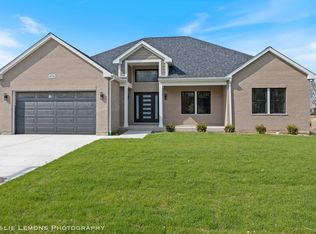 670 Schomer Rd, Aurora, IL 60505