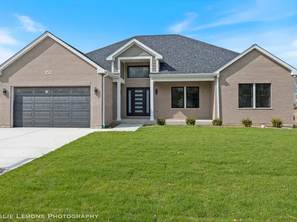 670 Schomer Rd, Aurora, IL 60505