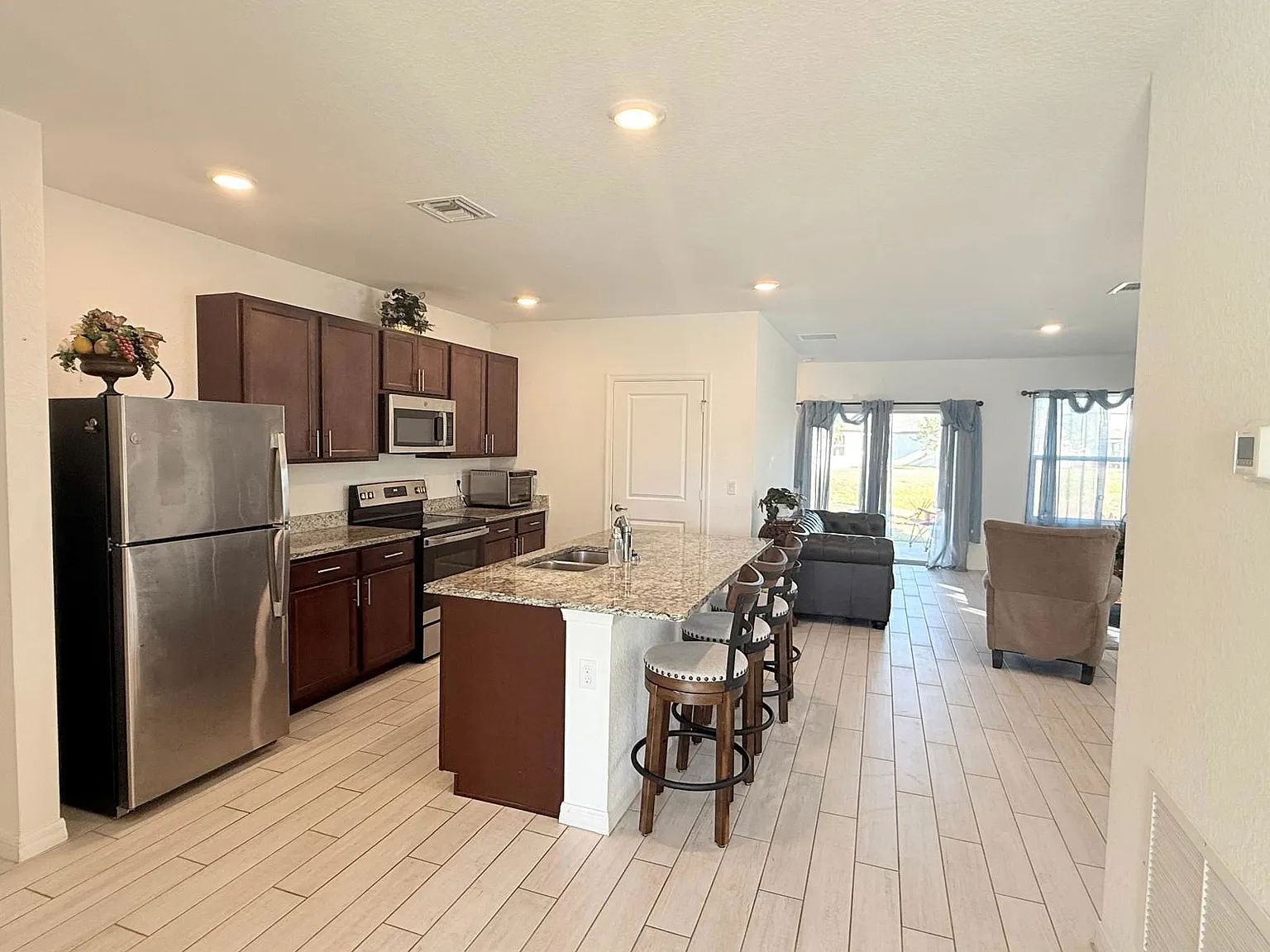 3 bed, 2.0 bath, 1477 sqft, $2,350 — Photo 2