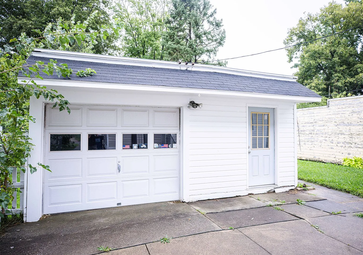 Beautiful 3 bedroom 1 1/2 bathroom for rent West Toledo! — Photo 2