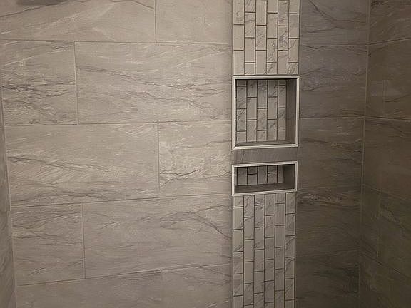 Hall Shower with Tub