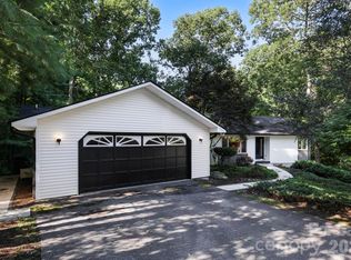 18 E Rosewood Trl, Hendersonville, NC 28739