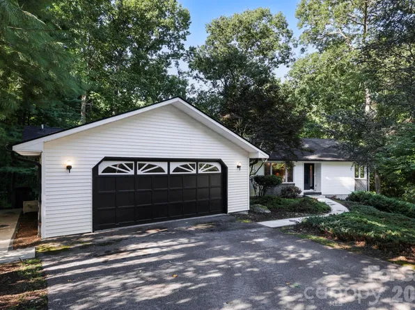 18 E Rosewood Trl, Hendersonville, NC 28739