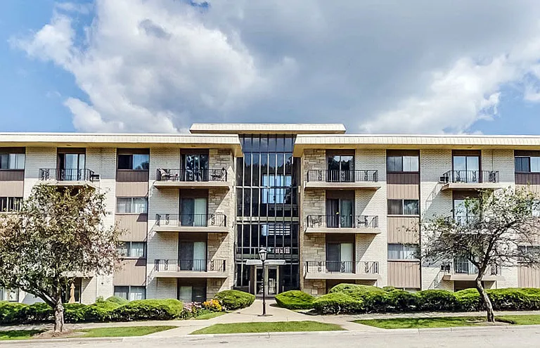 Imperial Tower Apartments — Photo 2