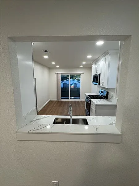 2 bed, 1.0 bath, 900 sqft, $2,100 — Photo 3