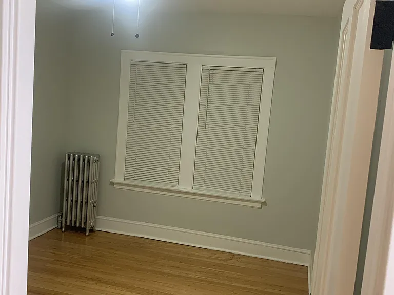 Size: 12 x 10
Features: Ceiling Fan, 4ft Closet Space