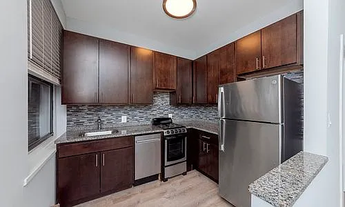 637 W Barry Ave — Photo 2