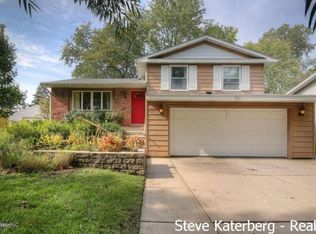 965 Worcester Dr NE, Grand Rapids, MI 49505