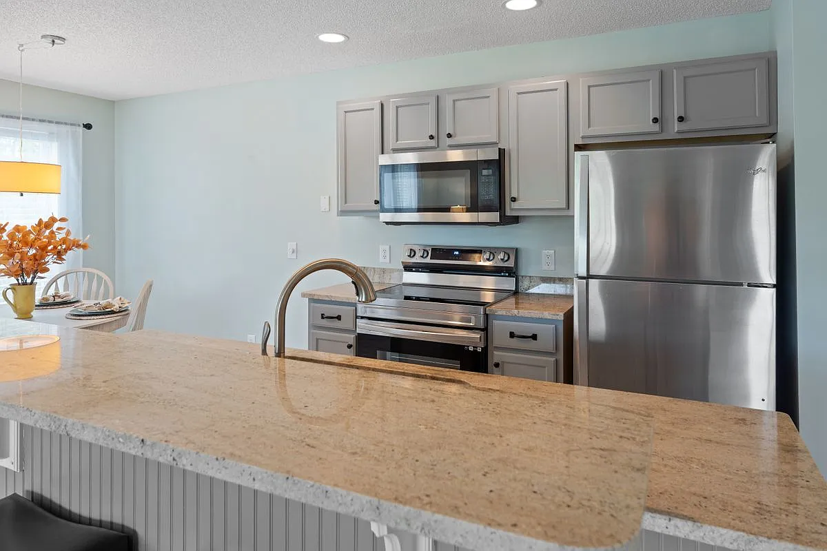 2 bed, 2.0 bath, 1085 sqft, $2,100 — Photo 3