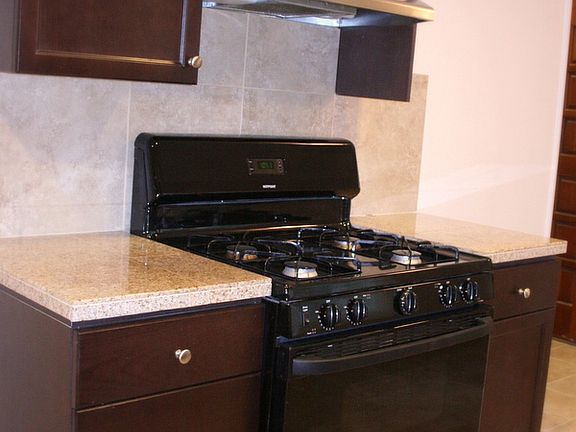 5th image of 545 N Safford Ave