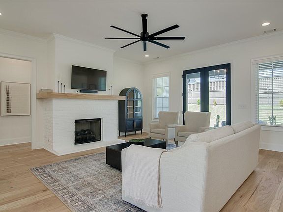 4th image of 425 Woodlawn Street