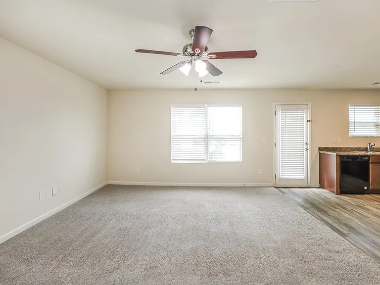 302 Freeman Cir — Photo 6