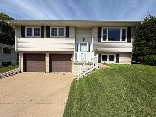 2211 Del Monaco Dr, Dubuque, IA 52002