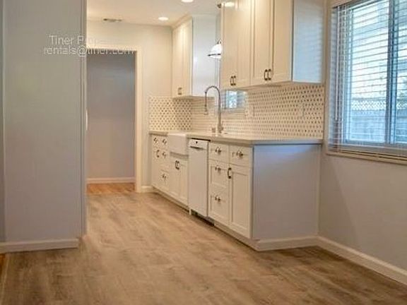 5th image of 938 Evelyn Ln