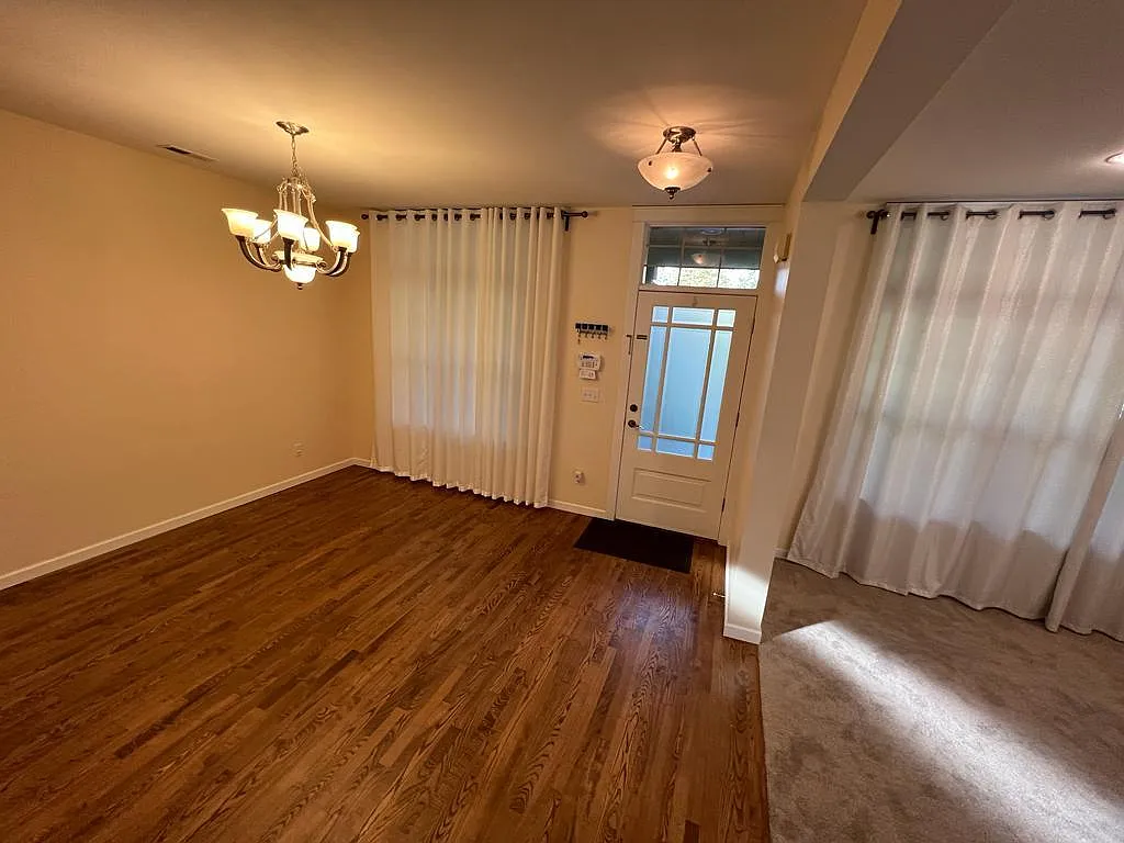 3 bed, 2.5 bath, 1930 sqft, $3,895 — Photo 3