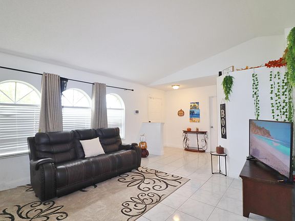 4th image of 226 SE Whitmore Drive