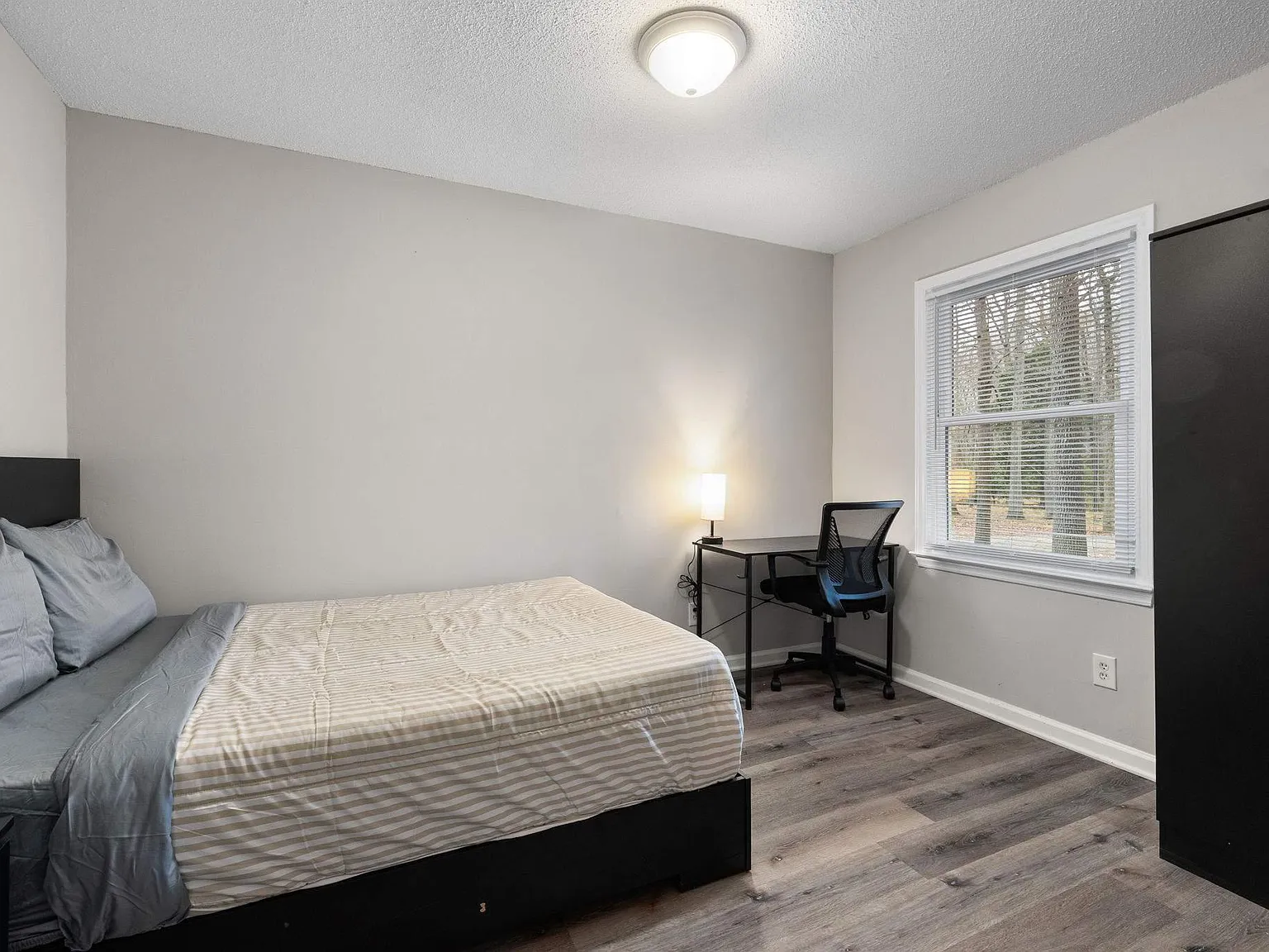 3 bed, 2.0 bath, 925 sqft, $1,053 — Photo 2