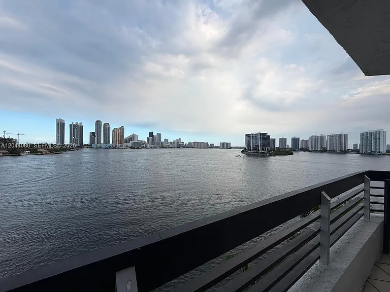 3600 Mystic Pointe Dr #718 — Photo 2