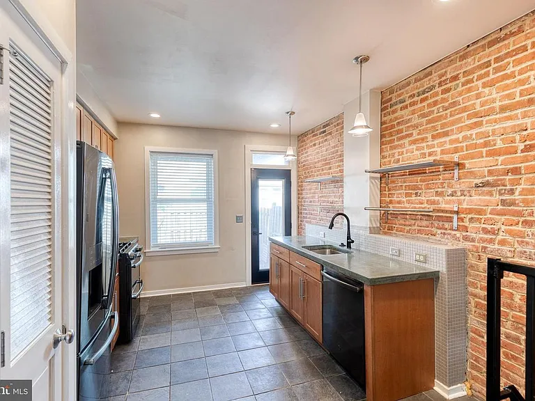 112 N Streeper St — Photo 6