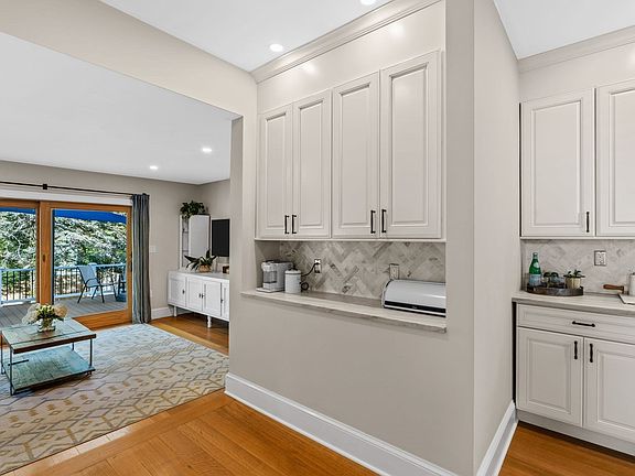 3rd image of 186 Temple St