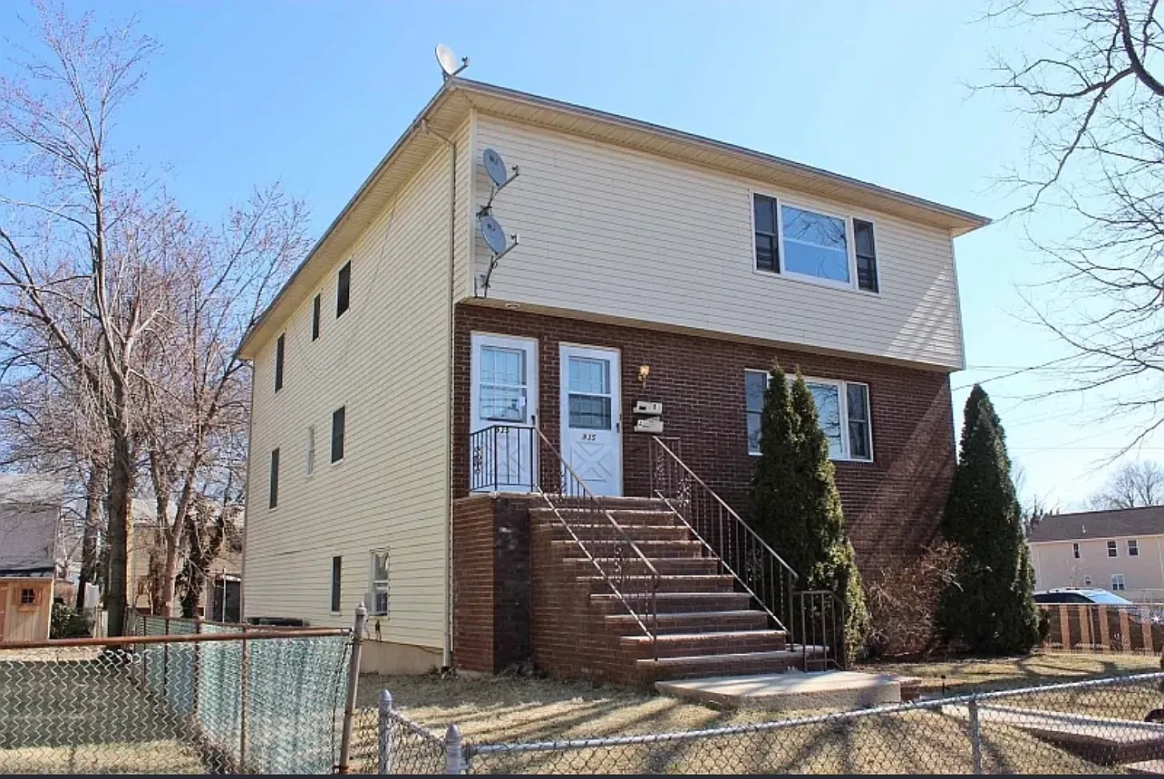 935 Oak St — Photo 1