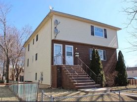 935 Oak St, Roselle, NJ
