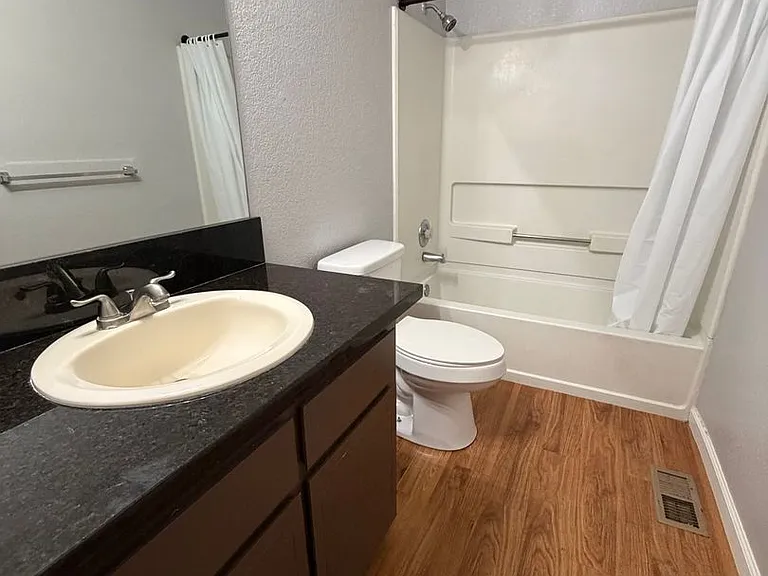 1279 Stanford Dr — Photo 5