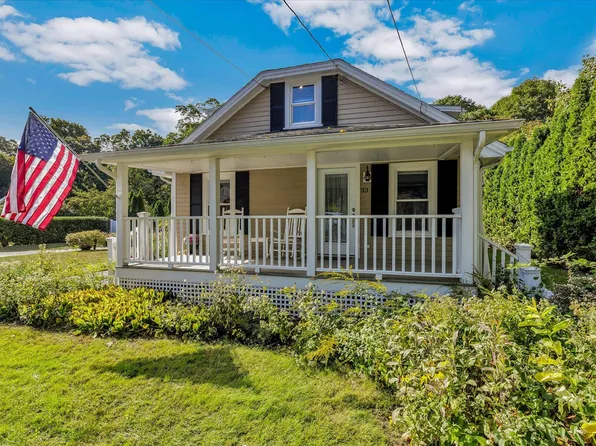 33 Oakwood Avenue, Falmouth, MA 02540