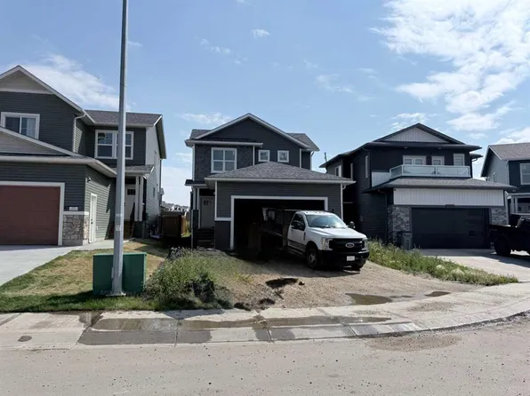 13209 W 105th St, Grande Prairie, AB T8X 0W5