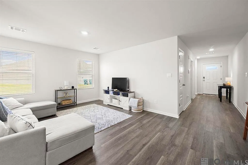 3 bed, 1343 sqft, $2,100 — Photo 3